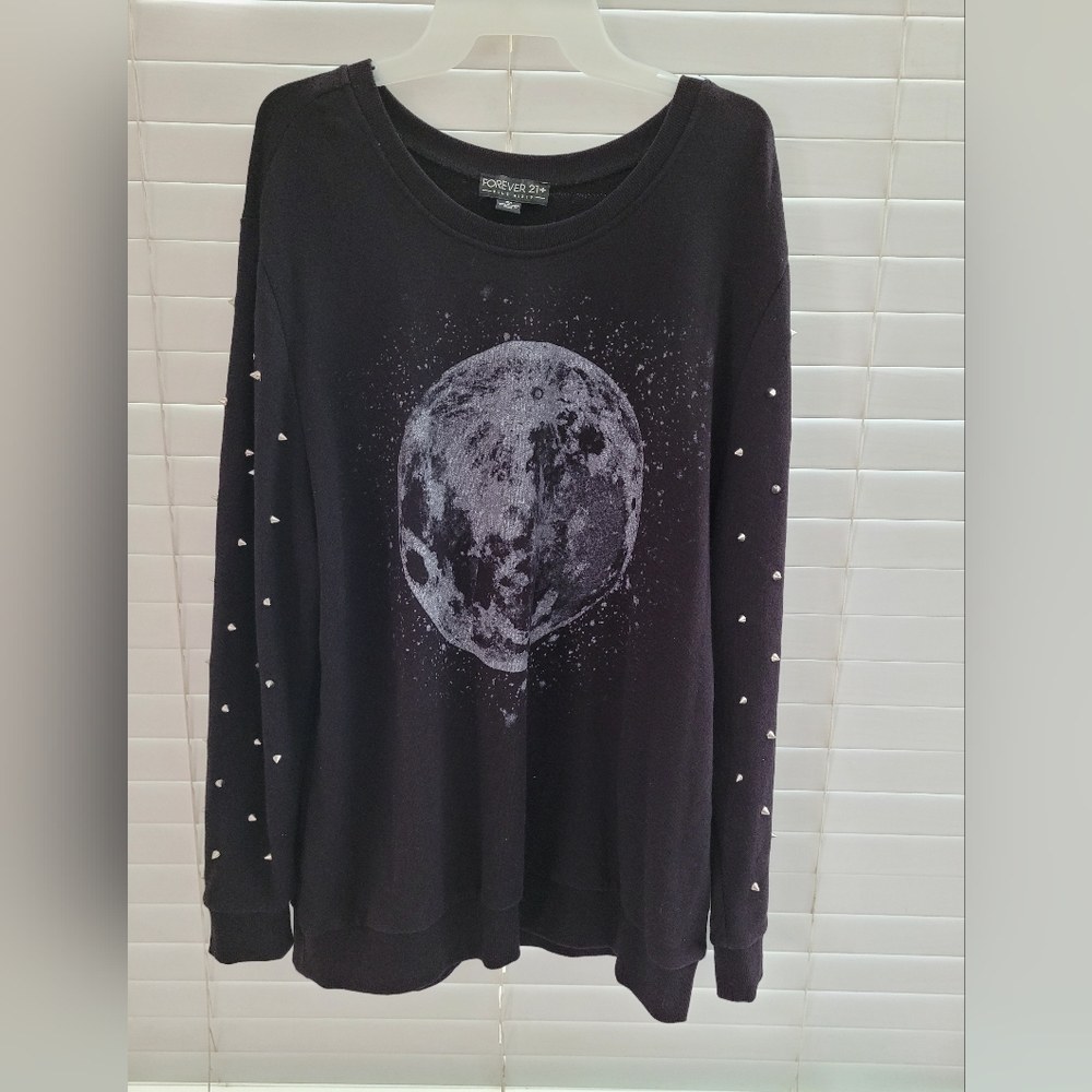 Moon sweater with spikes